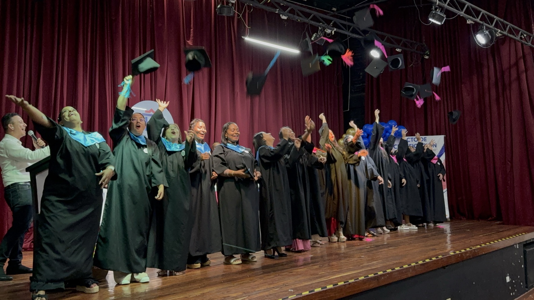 Estudiantes de CEINSA celebran su certificación